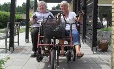 to kvinder på en side-by-side-cykel